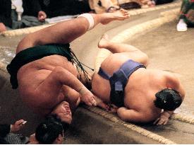 Akebono thrown out of autumn sumo